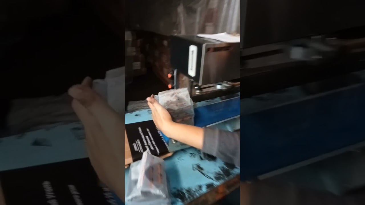 Automatic sealing for inner plastic if coconut charcoal briquettes