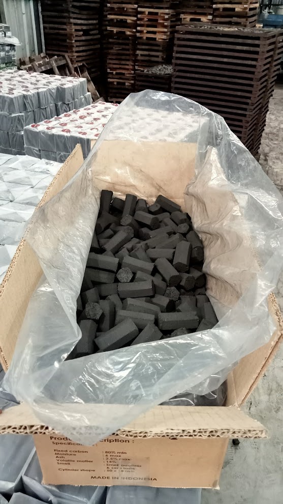 briquettes de charbon de bois de coco de forme hexagonale emballées en vrac dans une boîte principale