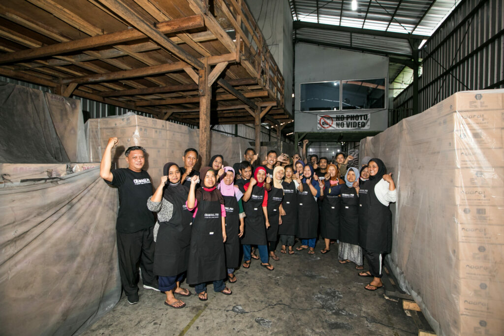 trabajadores de la fábrica de briquetas de carbón de coco