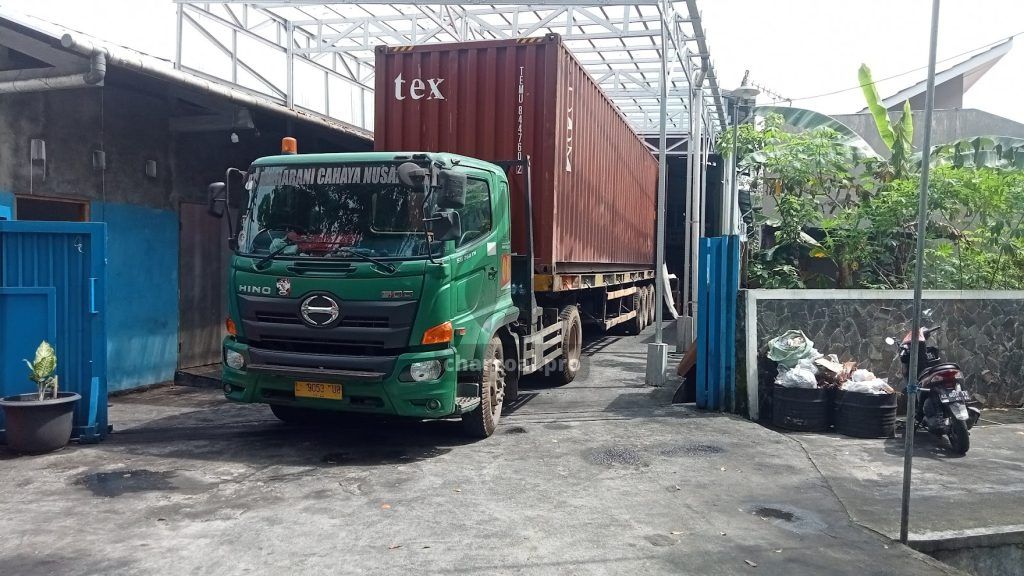 Contenedor de 40 pies a las puertas de la fábrica de briquetas de carbón de cáscara de coco