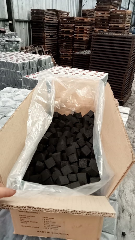 cubes de charbon de coco emballés en vrac dans une boîte principale